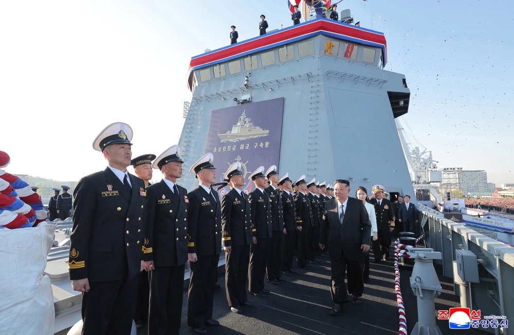  金正恩在北韓驅逐艦「崔賢號」視察官兵工作，愛女金朱愛緊隨其後。(資料照片) 圖：朝中社中社 