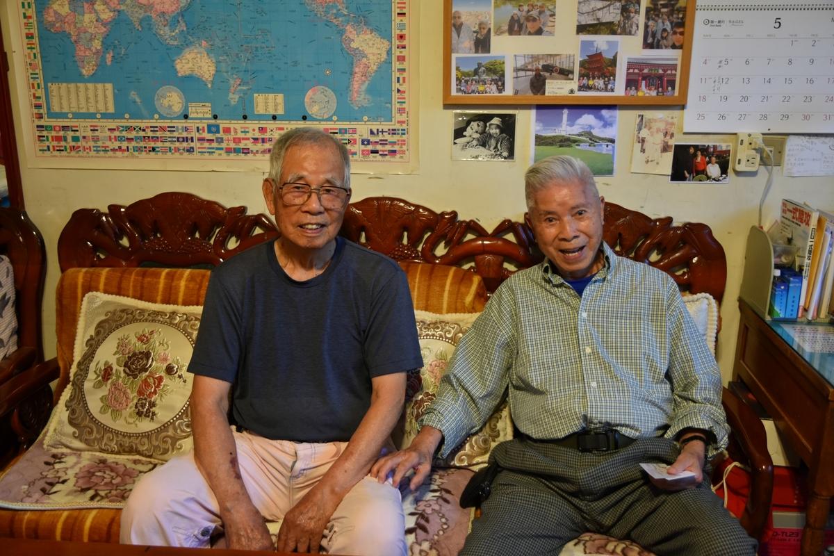  陳顯宗說明，「三峰岩」畫作是獄中難友王嵩岳所贈，如今想起當時的波濤洶湧仍心有餘悸。（圖左為陳顯宗與、楊國宇）。 圖：國家人權博物館提供 