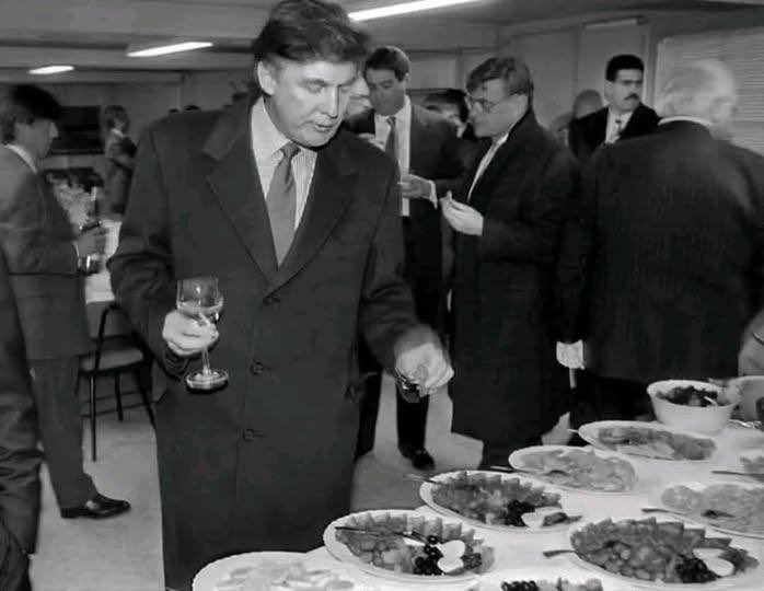  現任美國總統川普 1987 年在莫斯科參加前蘇聯的宴會，被爆料他因此被 KGB 吸收。 圖 : 翻攝自X / 以色列戰爭 
