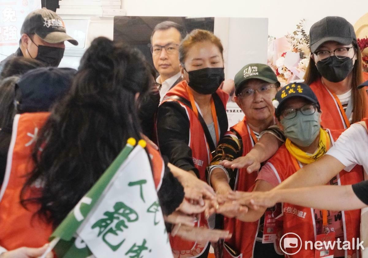 台北市第六選區罷免羅智強立法委員的罷免志工上午舉行第二階段連署書送件記者會，並將罷免連署書送到台北市選委會。   圖：張良一/攝