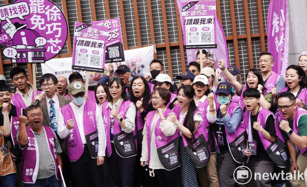  本月8日有多個北市罷免團體聯合到北市選委會送連署署，其中罷免徐巧芯以達成率178.32％穩居全國第一。 圖：張良一/攝 