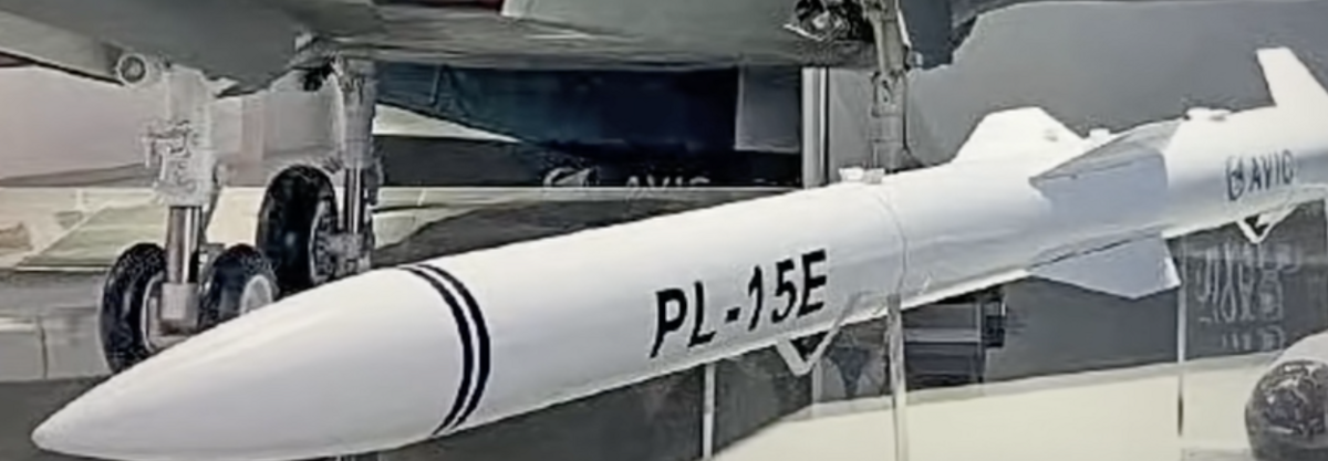  中國最先進的空對空飛彈「霹靂 15 」具備獨立尋找敵機的能力，在這次作戰中展顯驚人的精準度。 圖：翻攝自曙望雲霄 