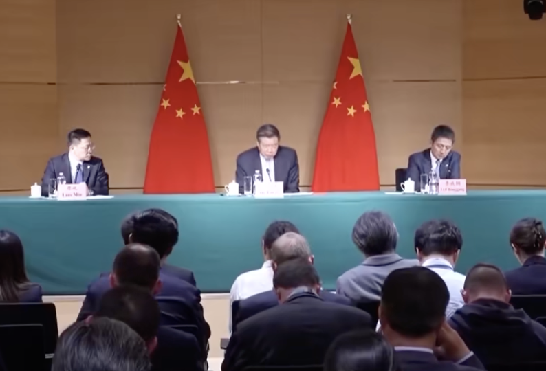  何立峰(中)稱和美方對談順利，美國具有專業度。 圖：翻攝自央視新聞 