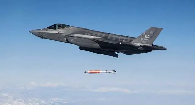  美國 F-35 投放 B61-12 炸彈測試。 圖：翻攝自空天力量 