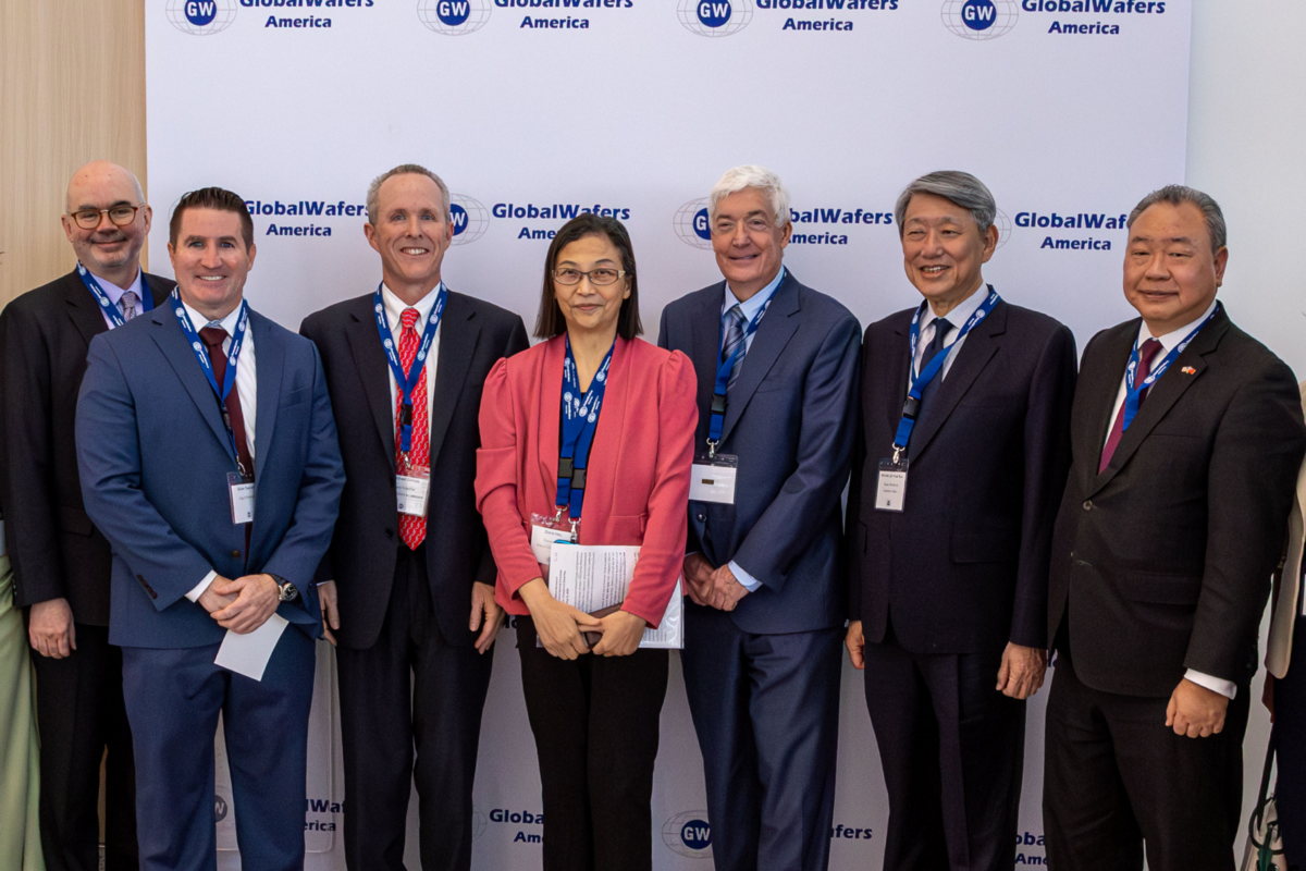 ▲環球晶德州新廠開幕眾多貴賓齊聚，包括 AIT 處長古立言、謝爾曼市市長 Shawn Teamann、美國投資加速辦公室執行長 Michael Grimes、環球晶董事長徐秀蘭、環球晶總經理 Mark England、經濟部長郭智輝、駐美代表俞大㵢。 圖：翻攝自環球晶圓官網 