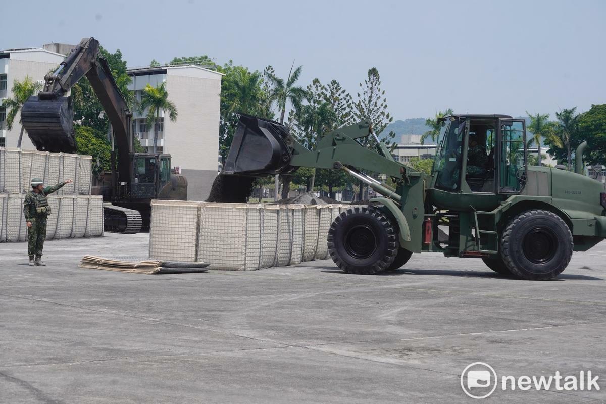 總統賴清德今（16）天在國安會秘書長吳釗燮、國防部長顧立雄的陪同下，前往高雄陸軍工兵訓練中心視導。圖為工兵演練架設阻絕設施。   圖：張良一/攝