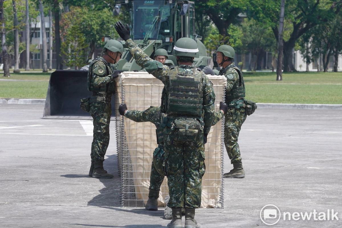  總統賴清德今（16）天在國安會秘書長吳釗燮、國防部長顧立雄的陪同下，前往高雄陸軍工兵訓練中心視導。圖為工兵演練架設阻絕設施。 圖：張良一/攝 