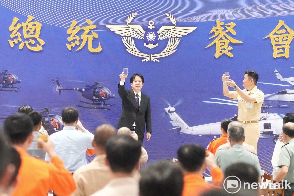 總統賴清德今（16）天在國安會秘書長吳釗燮、國防部長顧立雄的陪同下，到高雄左營勗勉海軍反潛航空指揮部官兵。   圖：張良一/攝
