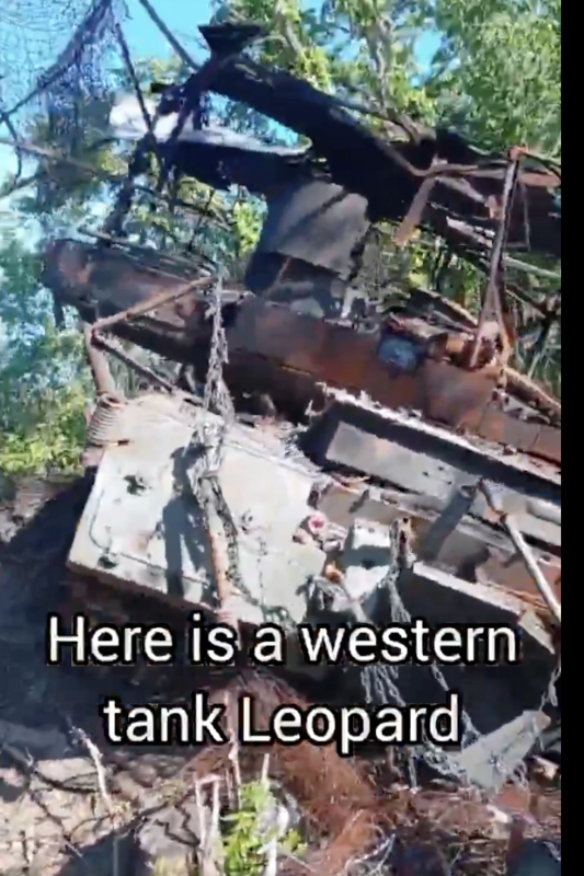  俄國 T-90 坦克被打爆，俄軍卻誤以為是德國的豹式坦克在慶祝。 圖：翻攝自 Cloooud 
