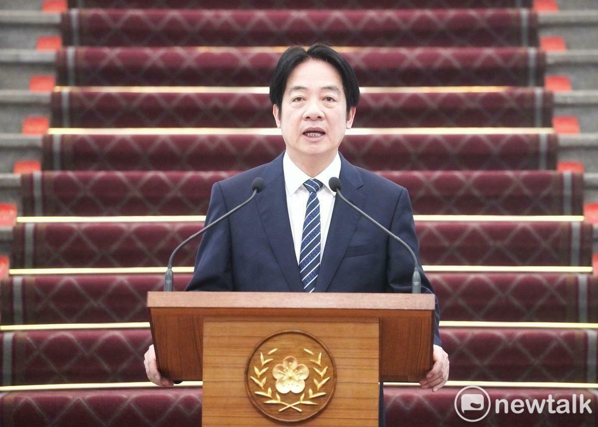  總統賴清德今在副總統蕭美琴、總統府秘書長潘孟安的陪同下，在總統府敞廳發表就職週年談話。 圖：張良一/攝 