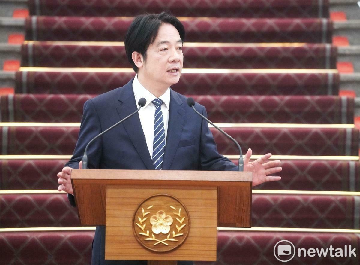  總統賴清德今在副總統蕭美琴、總統府秘書長潘孟安的陪同下，在總統府敞廳發表就職週年談話。 圖：張良一/攝 