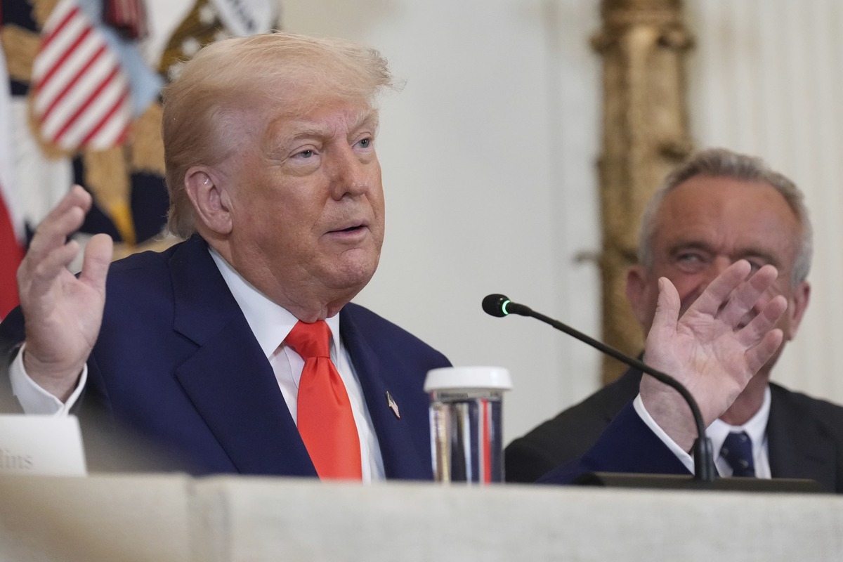 ▲川普在白宮發表談話，一旁的小羅伯特．甘迺迪（Robert F. Kennedy Jr.）正在聆聽。 圖：達志影像／美聯社