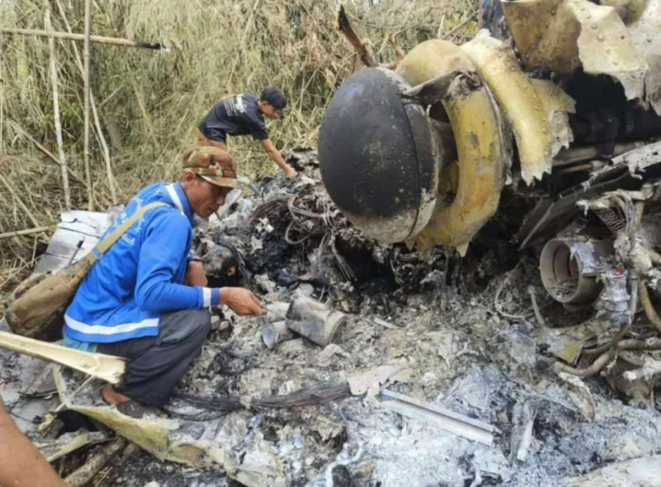  緬甸軍政府在前線吃力作戰，最近傳出武裝組織 KIA 擊落緬甸軍的直升機。 圖：翻攝自緬甸中文君 