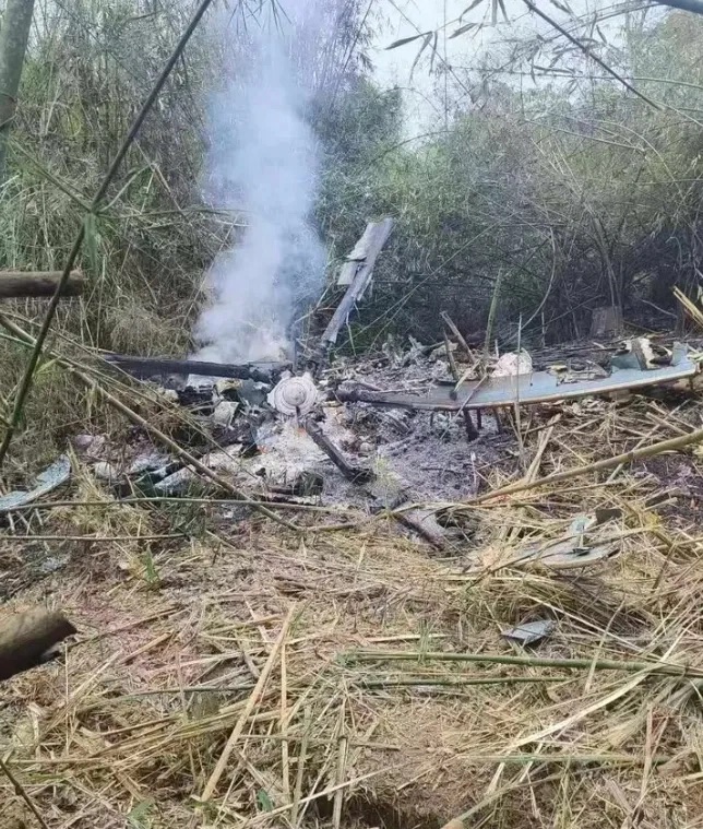  政府軍被摧毀的 Mi-17 躋身全毀不能修復，現場發現 16 具軍人遺體。 圖：翻攝自緬甸中文君 