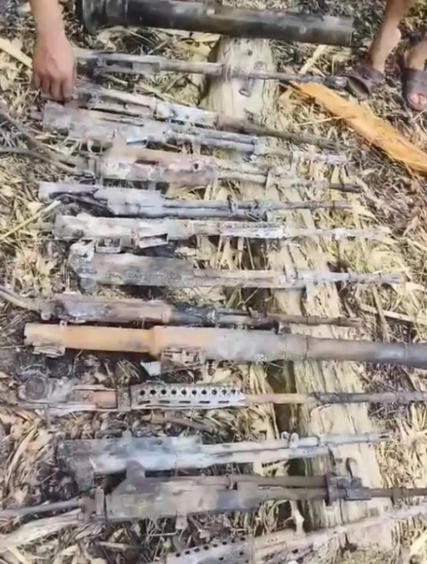  直升機墜落現場發現 14 件武器，緬甸軍在克欽地區的局勢逐漸不利。 圖：翻攝自緬甸中文君 