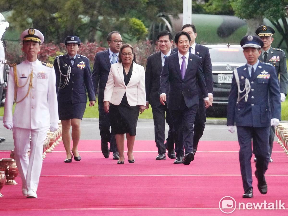 總統賴清德上午在總統府前以軍禮歡迎馬紹爾群島共和國總統海妮伉儷。   圖：張良一/攝