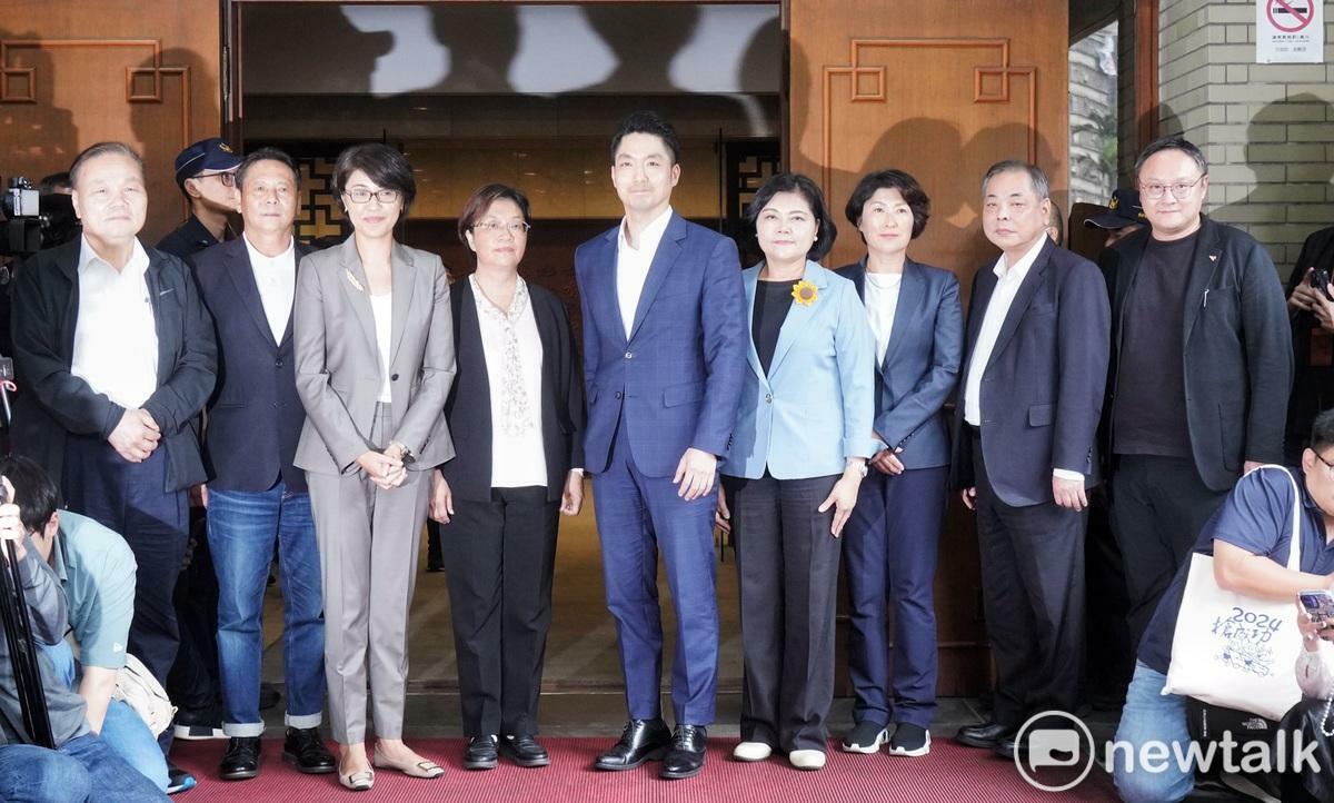 針對行政院統刪一般性補助款 ，台北市長蔣萬安、雲林縣長張麗善、彰化縣長王美惠、台東縣長饒慶鈴、連江縣長王忠銘和台中市副市長鄭照新等地方政府首長聯合到行政院提起訴願。圖為蔣萬安等縣市首長會後受訪。   圖：張良一/攝