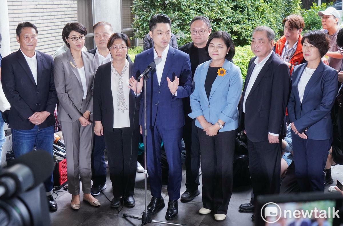 針對行政院統刪一般性補助款 ，台北市長蔣萬安、雲林縣長張麗善、彰化縣長王美惠、台東縣長饒慶鈴、連江縣長王忠銘和台中市副市長鄭照新等地方政府首長聯合到行政院提起訴願。圖為蔣萬安等縣市首長會後受訪。   圖：張良一/攝