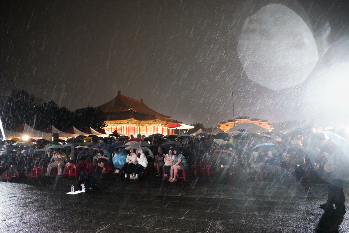 華人民主書院等民團4日晚間在中正紀念堂舉辦六四晚會。   圖：張良一攝