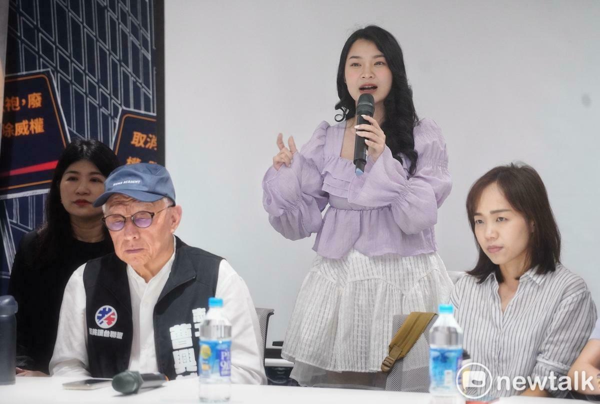 聯電創辦人、三號罷免志工曹興誠和全台各地多位罷團志工出席「反共護台志工聯盟舉行支援全台大罷免第三階段行動記者會」。   圖：張良一/攝