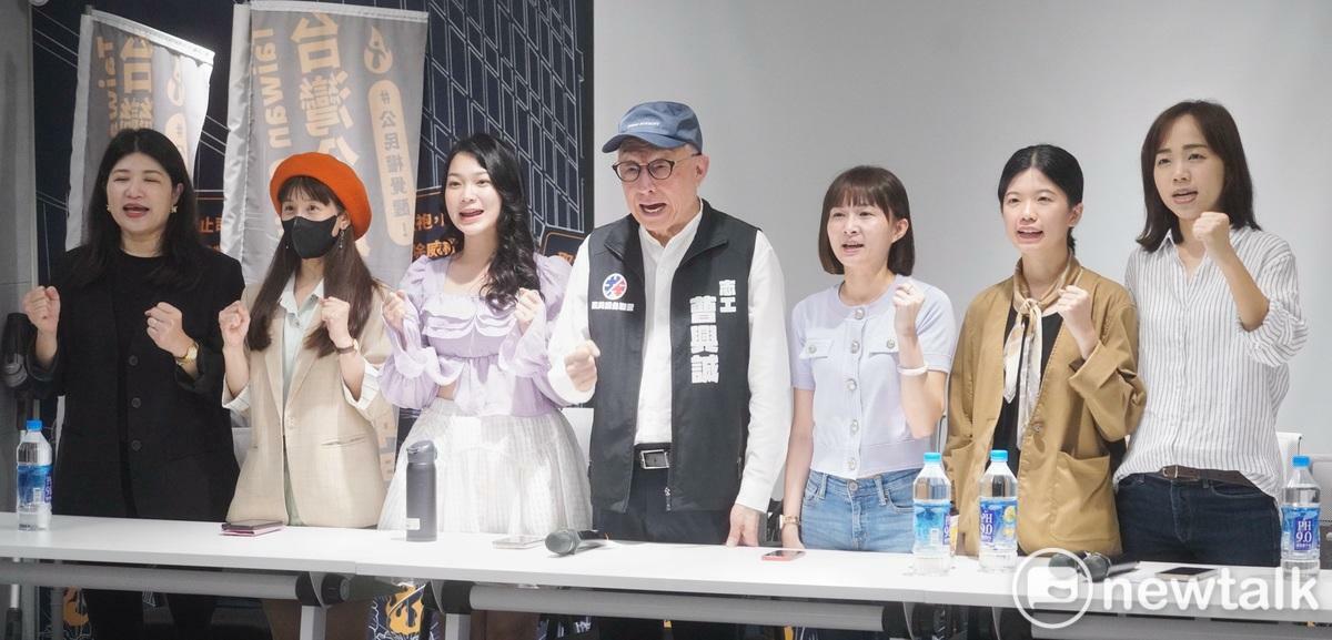 聯電創辦人、三號罷免志工曹興誠和全台各地多位罷團志工出席「反共護台志工聯盟舉行支援全台大罷免第三階段行動記者會」。   圖：張良一/攝