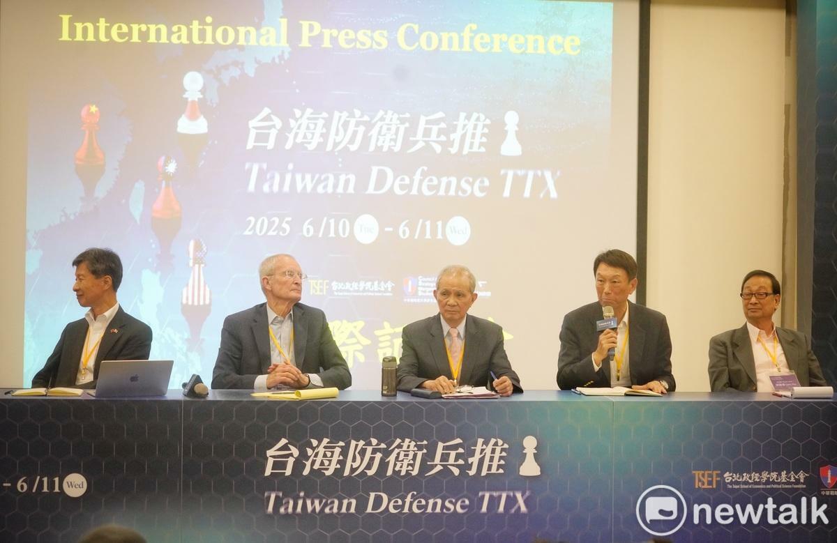  台北政經學院基金會董事長黃煌雄（中）、前參謀總長李喜明（右二）、前美國太平洋司令布萊爾、前海上自衛隊幕僚長武居智久（左）、前陸軍司令胡鎮埔（右）等人出席台海防衛兵推會後記者會。 圖：張良一/攝 