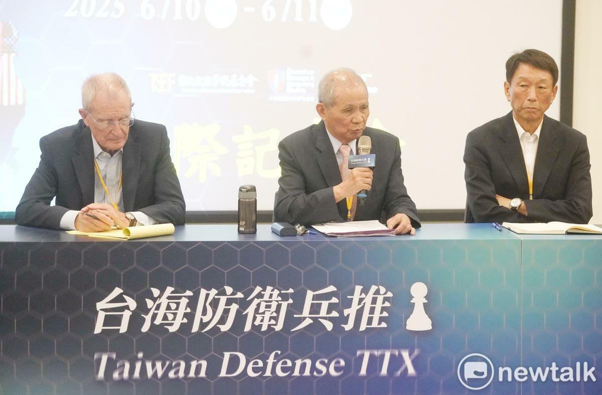  台北政經學院基金會董事長黃煌雄（中）、前參謀總長李喜明（右）、前美國太平洋司令布萊爾出席台海防衛兵推會後記者會。 圖：張良一/攝 