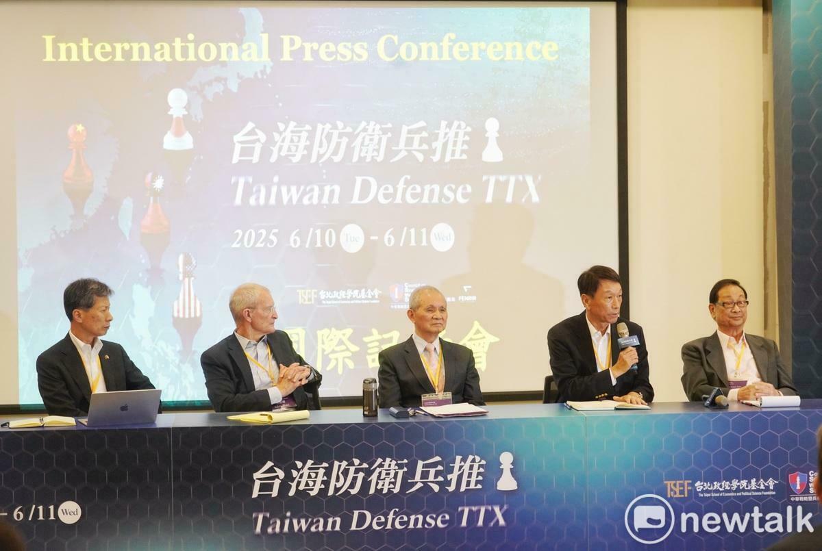  台北政經學院基金會董事長黃煌雄（中）、前參謀總長李喜明（右二）、前美國太平洋司令布萊爾、前海上自衛隊幕僚長武居智久（左）、前陸軍司令胡鎮埔（右）等人出席台海防衛兵推會後記者會。 圖：張良一/攝 