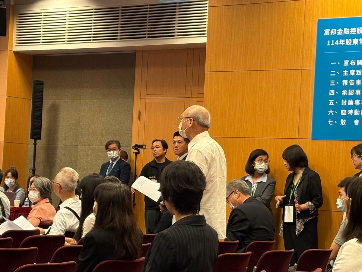▲有富邦金的股東抱怨「股利配發率僅 41.8%,真的太低了」。 圖:黃偉柏/攝 ▲有富邦金的股東抱怨「股利配發率僅 41.8%,真的太低了」。 圖:黃偉柏/攝
