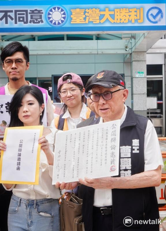  反共護台志工聯盟罷免志工曹興誠和多個罷團志工在國民黨中央黨前舉行記者會，邀請國民黨主席朱立倫、國民黨立院黨團總召傅崐萁就大罷免進行辯論，不過，國民黨中央在現場播放高凌風的「燃燒吧！火鳥」干擾罷團記者會進行。 圖：張良一/攝 