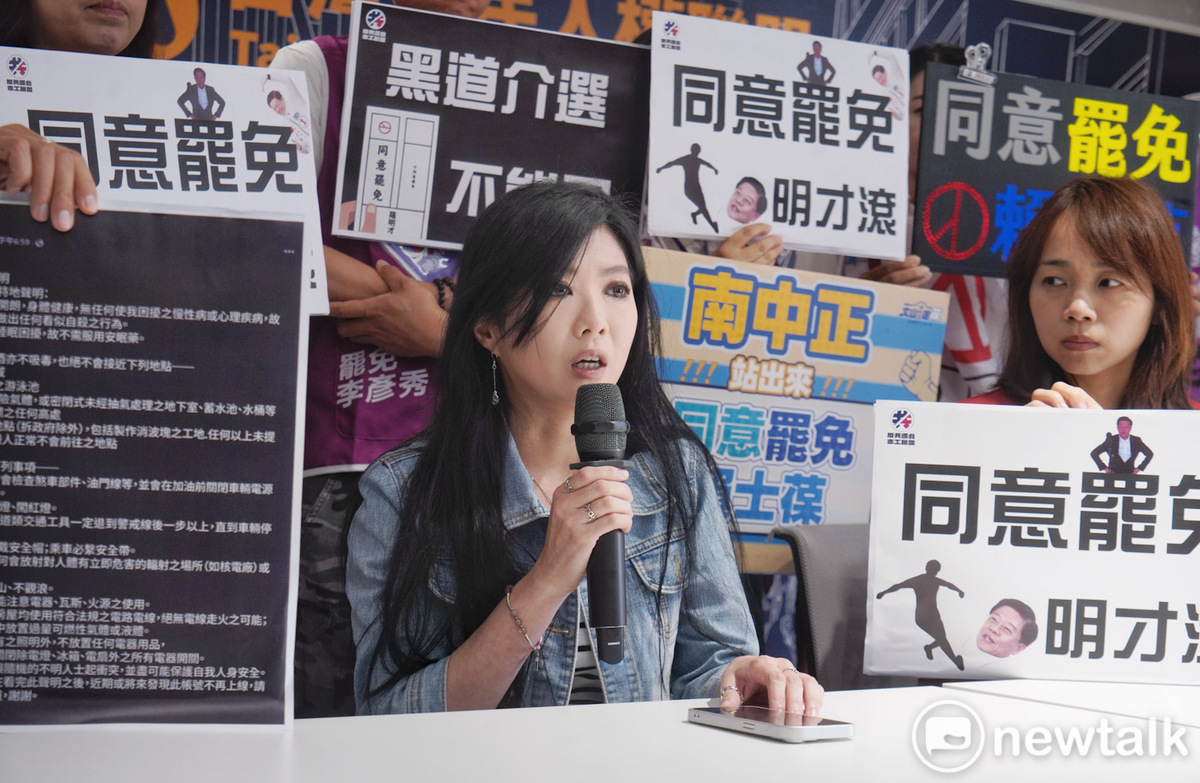 針對新北十一選區拔羅蔔領銜人吳柏瑋突發表不自殺聲明，多個罷團代表上午舉行「黑道出手領銜人噤聲，公民權行使威嚇零容忍」記者會，呼籲全民應站出來，力挺吳柏瑋。圖為反共律師團召集人黃思維律師。   圖：張良一/攝