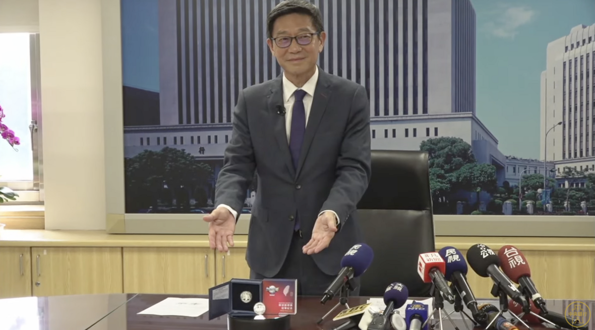 央行今（23）日發表「世界12強棒球錦標賽冠軍紀念銀幣」，並將委請臺灣銀行公開發售。   圖：截自央行直播