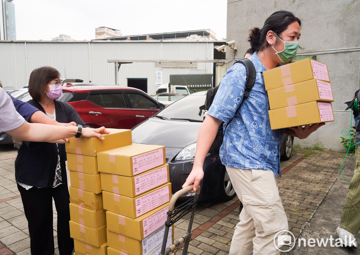遭黑道恐嚇的罷免羅明才立委領銜人吳柏瑋今早在新北市議員陳乃瑜等人的陪同下，到新北市選委會補件2035份連署書，是預計補件數量的將近4倍。   圖：張良一/攝