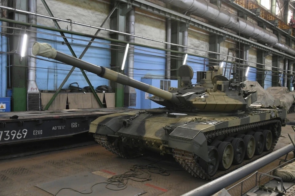  俄羅斯在戰場上戰甲損耗極大，T-90M 的性價比，和相較簡易的製作流程符合烏俄戰場的站假重建。 圖：翻攝自零度Military 