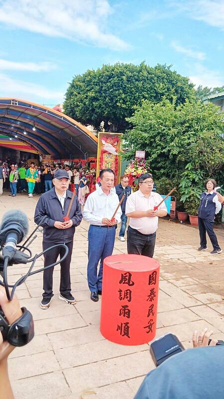 蔡易餘長期和翁章梁比較親近，翁雖未表態但是可能暗中給予幫助。   圖：翻攝自蔡易餘臉書