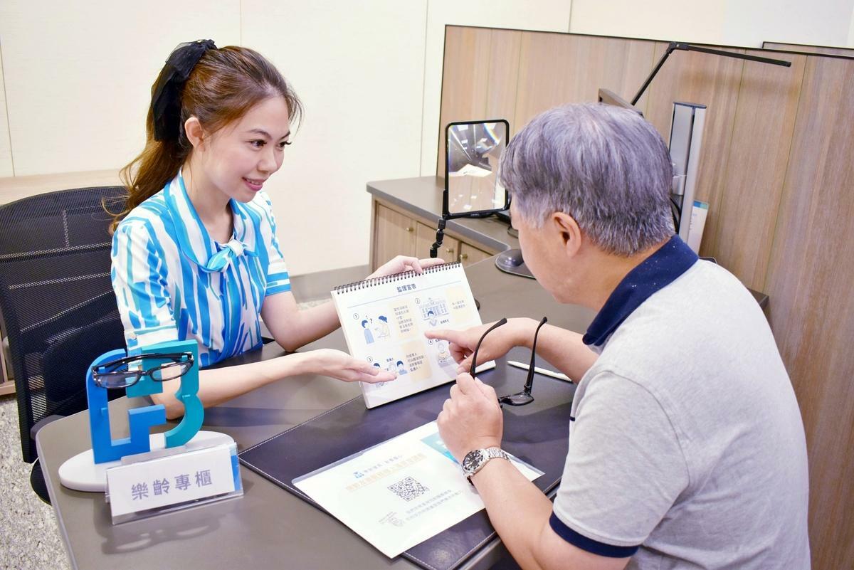  北富銀推動「失智友善計畫」，於全台分行配置失智友善服務專員，為高齡者提供友善服務。 圖：富邦金控／提供 
