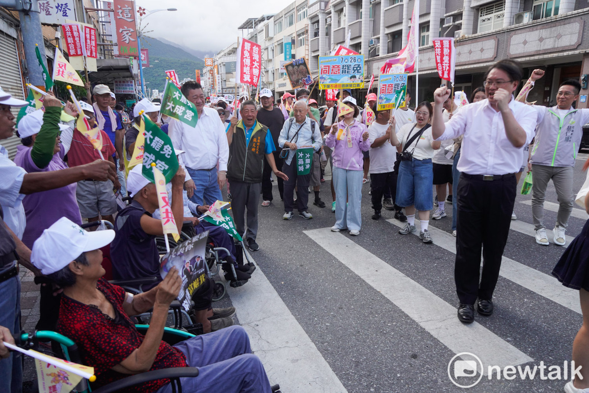  民進黨秘書長林右昌在護國大遶境首日，在花蓮縣吉安鄉鬧區和罷團一起徒步掃街拜票。（資料照） 圖：張良一/攝 