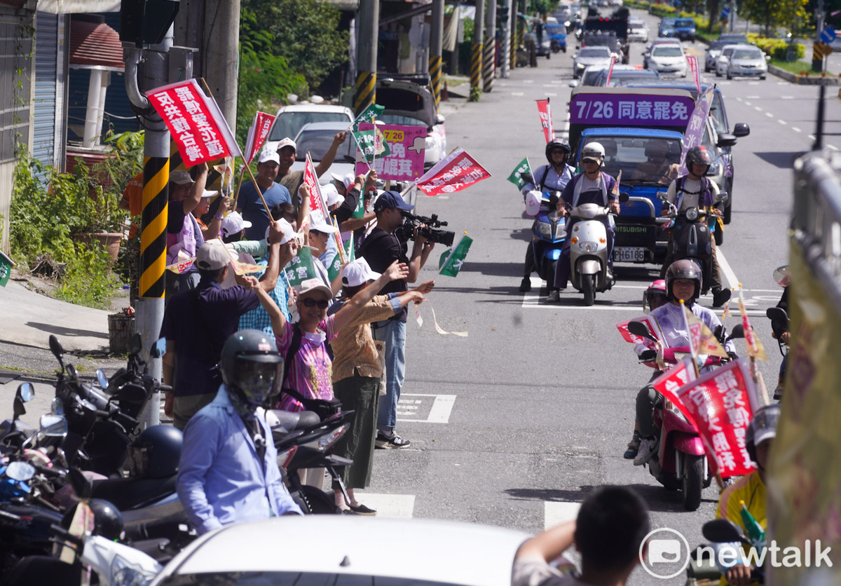  護國大遶境掃街車隊今在南花蓮掃街拜票。 圖：張良一/攝 