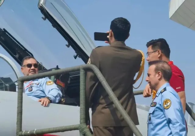  伊朗空軍司令坐上殲-10。 圖：翻攝自劍哥的思政課 