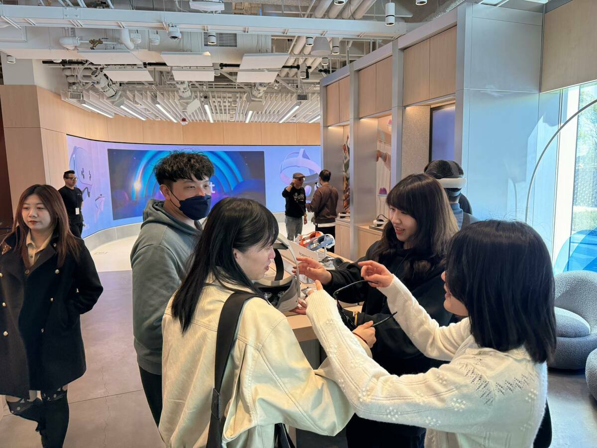 團員們親身體驗了最新推出的Vision Pro與AR技術。 圖：台灣大哥大／提供 