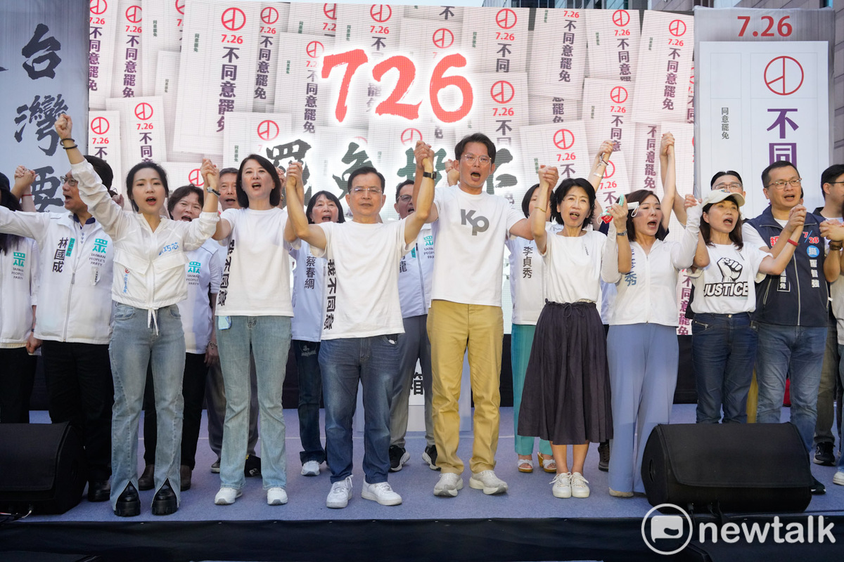  台灣民眾黨主席黃國昌和不分區立委林國成參加反罷免造勢。 圖：張良一 / 攝 