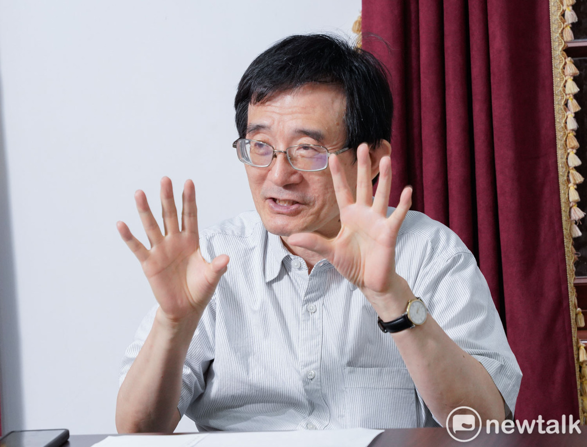 卸任的228事件基金會董事長薛化元接受新頭殼專訪。 圖：張良一/攝 