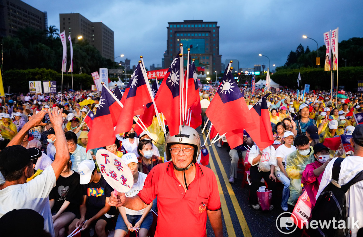  國民黨支持者參加在凱道舉行的「不同意罷免」選前之夜造勢大會。（資料照片） 圖：張良一/攝 