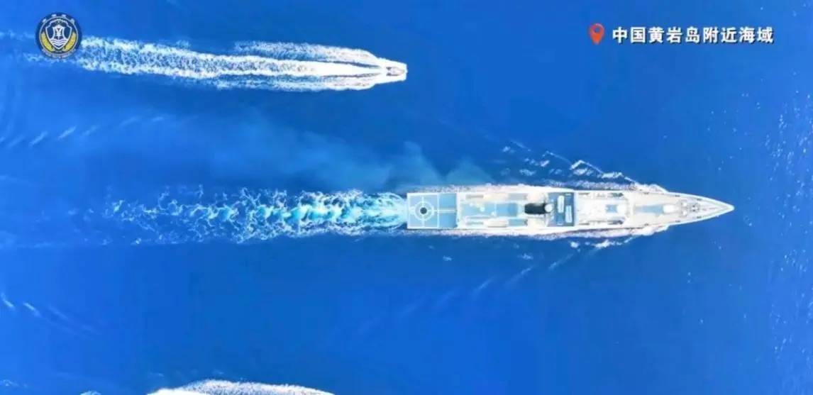 鳥瞰視角顯示一艘中國海軍艦艇（可能為 052D 型驅逐艦）正高速航行，並由小型艦載艇護航。圖：翻攝自藍星筆記 