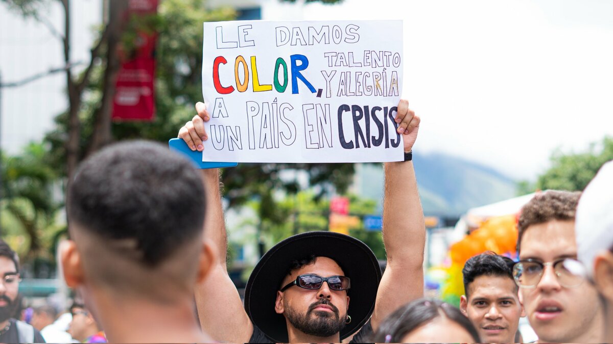  LGBTQ 受到不人道的對待，暴力行為發生在 LGBTQ 身上。 圖：翻攝自@FabrizioSDC 