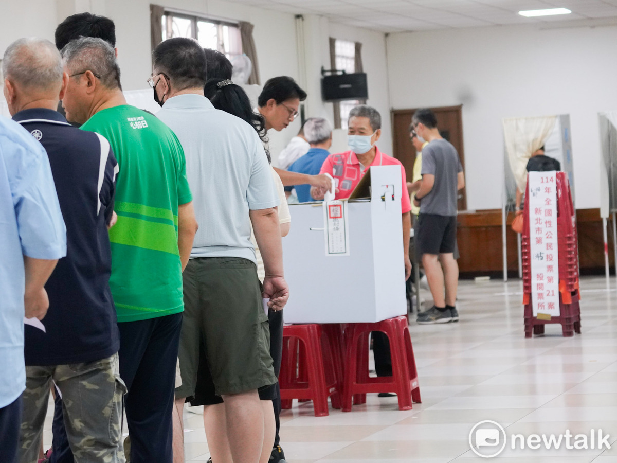  核三延役公投今舉行，民眾黨主席黃國昌前往板橋一投開票所投票。 圖：張良一/攝 