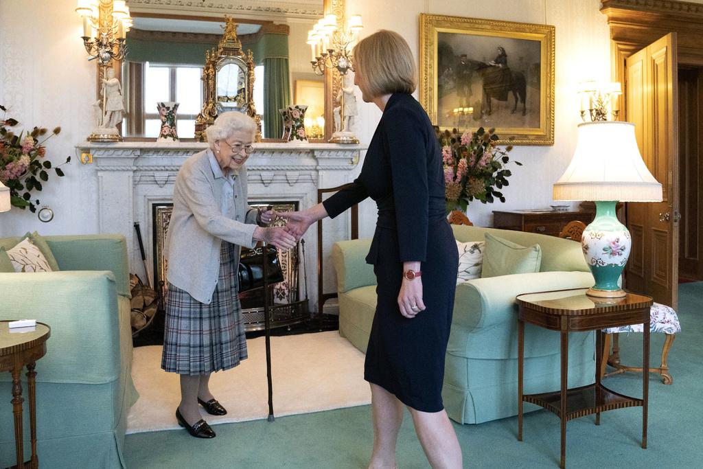  前英國女王伊莉莎白二世（Elizabeth II）在被拍攝到手背有大片瘀青後不久便逝世。 圖：達志影像／美聯社 