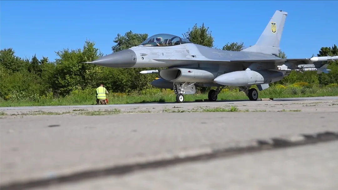  烏克蘭 F-16 AM 戰機已投入戰鬥空中巡邏。 圖：翻攝自 reddit @ r/WarplanePorn 