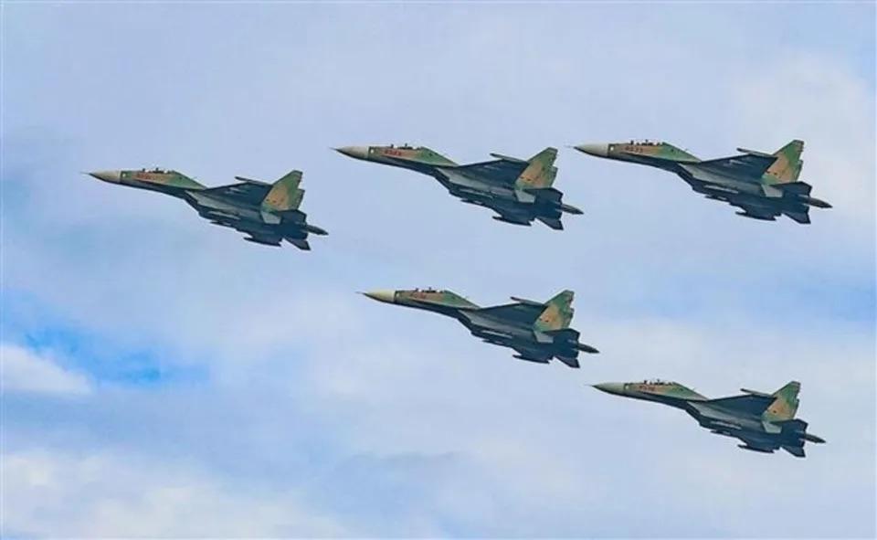  越南蘇－30MK2，飛越閱兵廣場的上空，越南目前有 35 架蘇－30MK2。 圖：翻攝自墨甲戰刃 