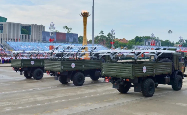  越南無人機在這次閱兵中成為焦點，這些由越南研發的無人機是越南在國防研發的代表作。 圖：翻攝自墨甲戰刃 